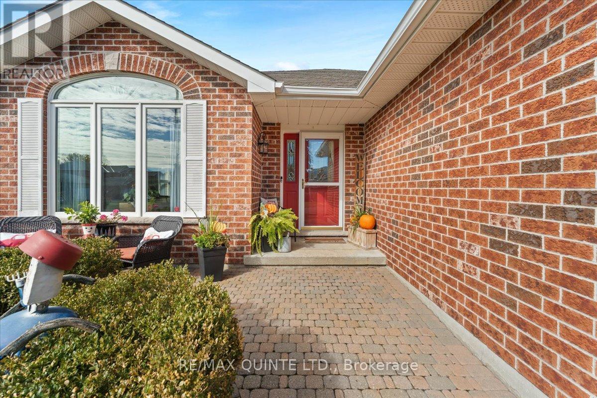 42 Spruce Gardens, Belleville, Ontario  K8N 5Y6 - Photo 3 - X12465837
