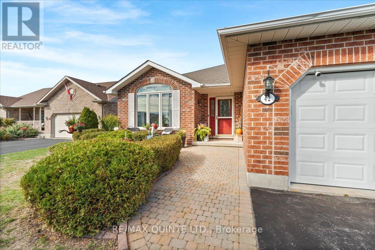 42 Spruce Gardens, Belleville, Ontario  K8N 5Y6 - Photo 4 - X12465837