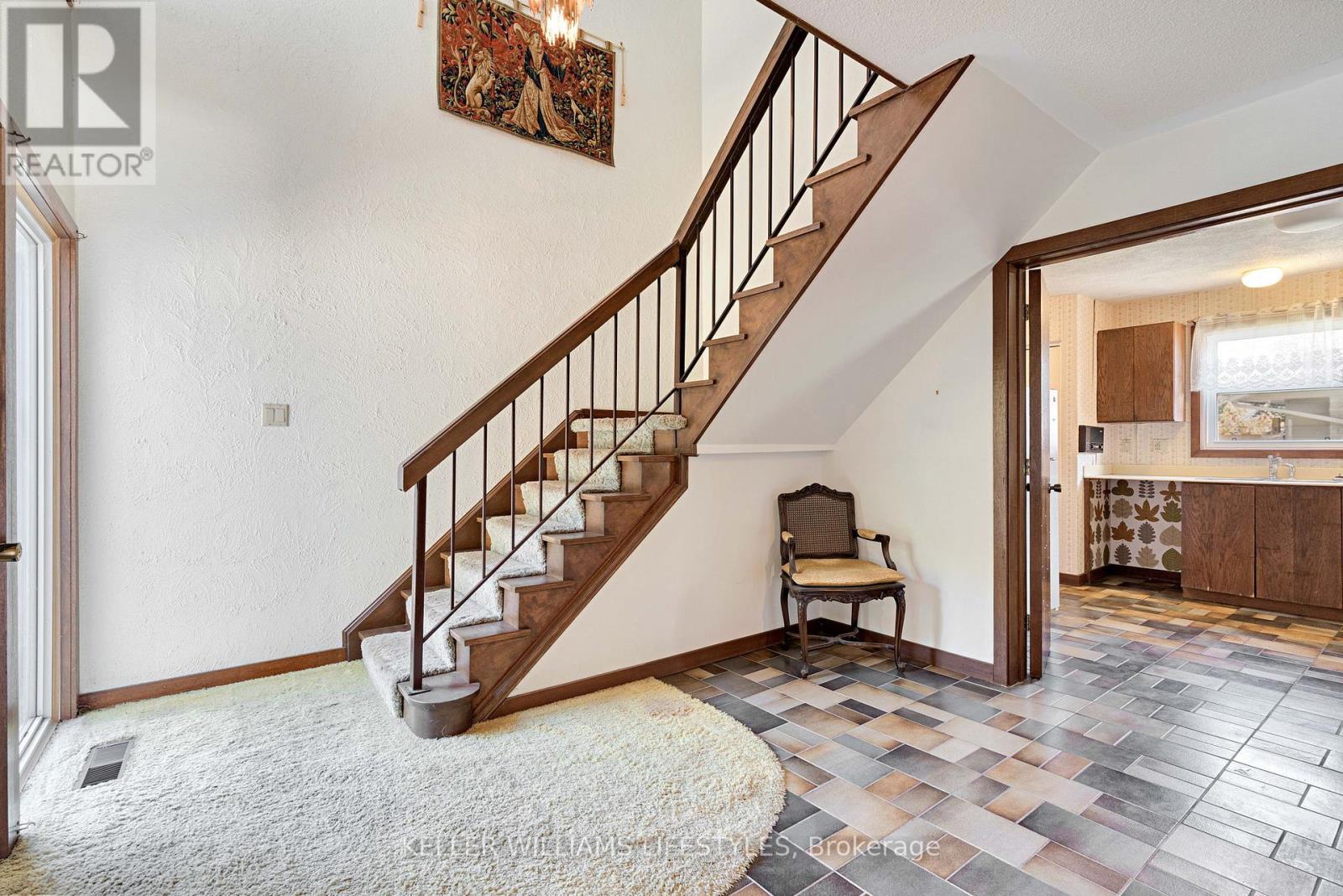 138 Gardenvale Crescent, London South, Ontario  N6J 4B9 - Photo 4 - X12465802