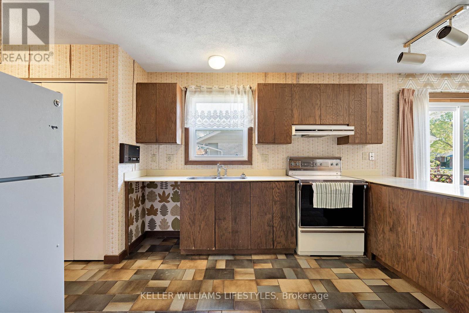 138 Gardenvale Crescent, London South, Ontario  N6J 4B9 - Photo 8 - X12465802