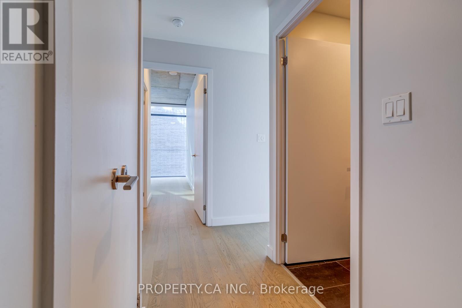 1202 - 111 Bathurst Street, Toronto, Ontario  M5V 0M9 - Photo 2 - C12465634