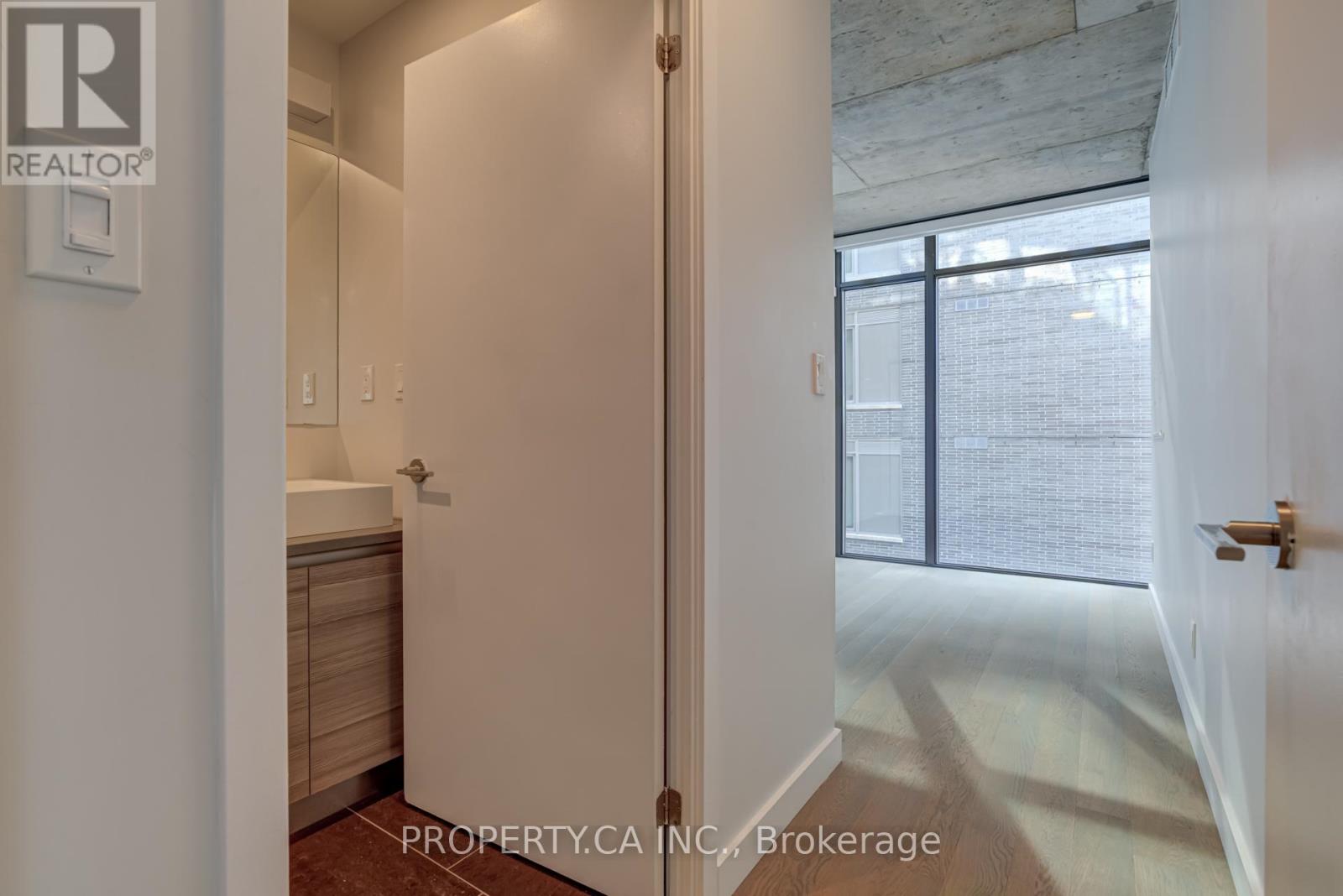 1202 - 111 Bathurst Street, Toronto, Ontario  M5V 0M9 - Photo 8 - C12465634