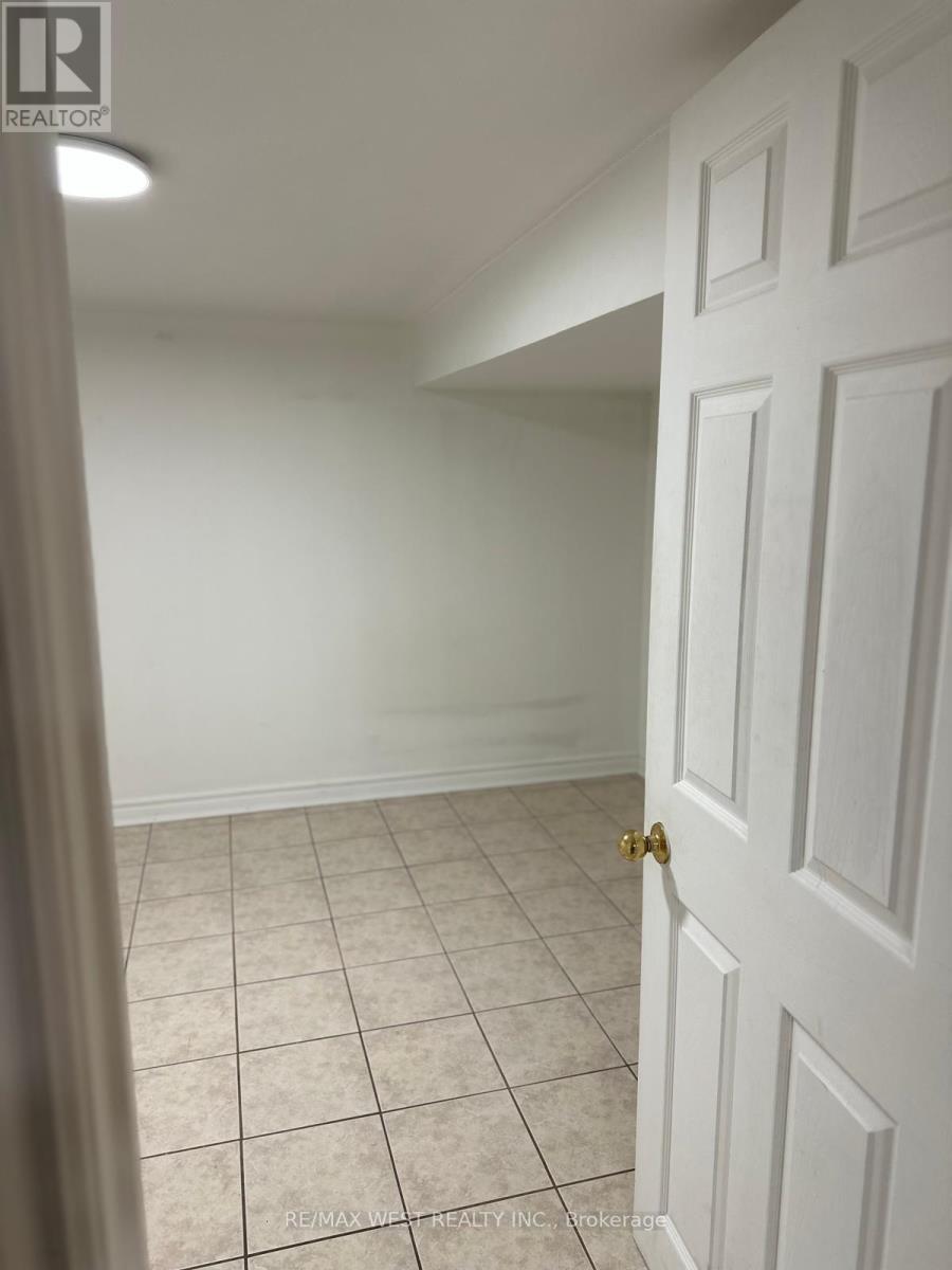 Lower - 563 Ossington Avenue, Toronto, Ontario  M6G 3T4 - Photo 11 - C12465723