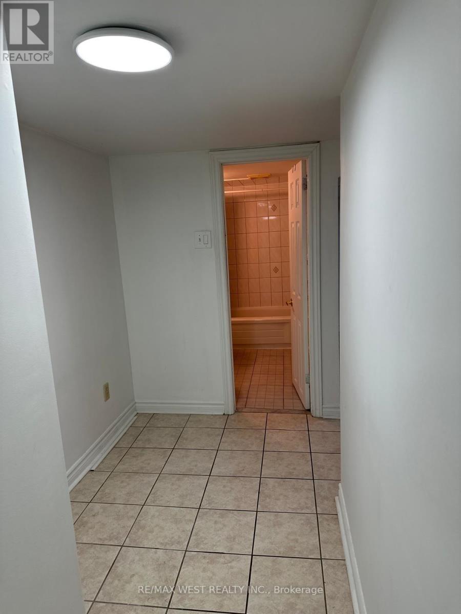 Lower - 563 Ossington Avenue, Toronto, Ontario  M6G 3T4 - Photo 13 - C12465723