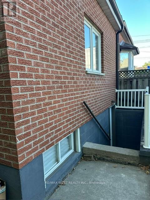 Lower - 563 Ossington Avenue, Toronto, Ontario  M6G 3T4 - Photo 3 - C12465723