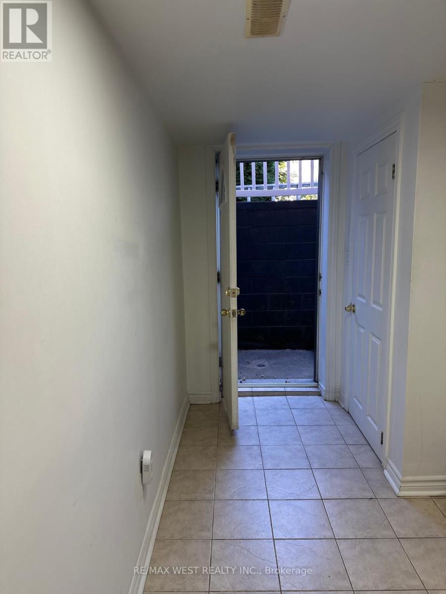 Lower - 563 Ossington Avenue, Toronto, Ontario  M6G 3T4 - Photo 5 - C12465723