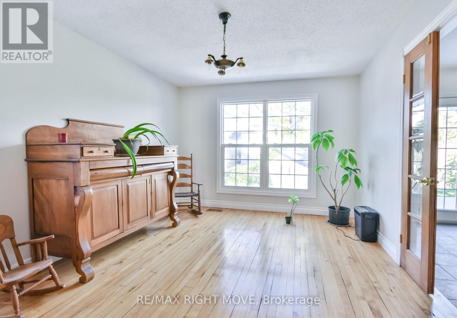 949 Linden Street, Innisfil, Ontario  L9S 1W6 - Photo 13 - N12465743