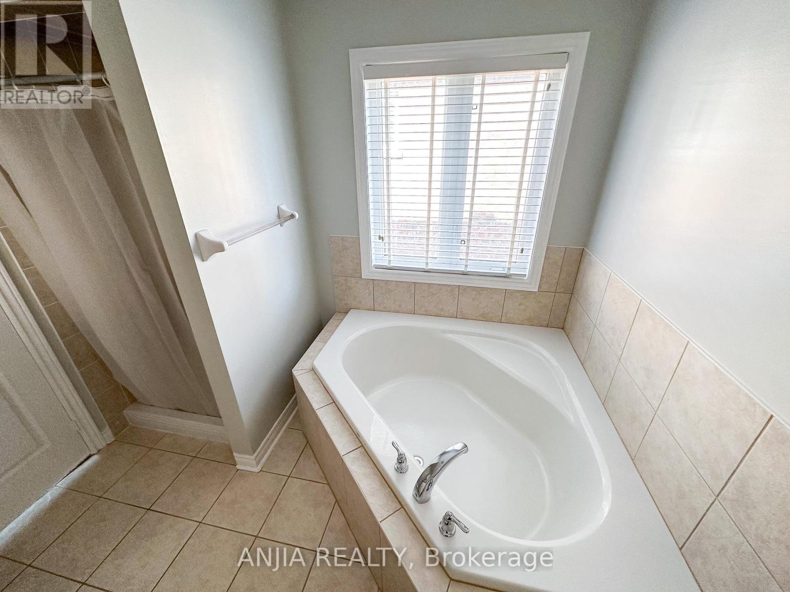 21 Fitzroy Avenue, Markham, Ontario  L6E 0J4 - Photo 18 - N12465768