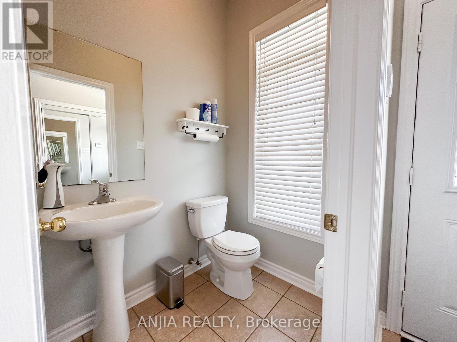 21 Fitzroy Avenue, Markham, Ontario  L6E 0J4 - Photo 5 - N12465768