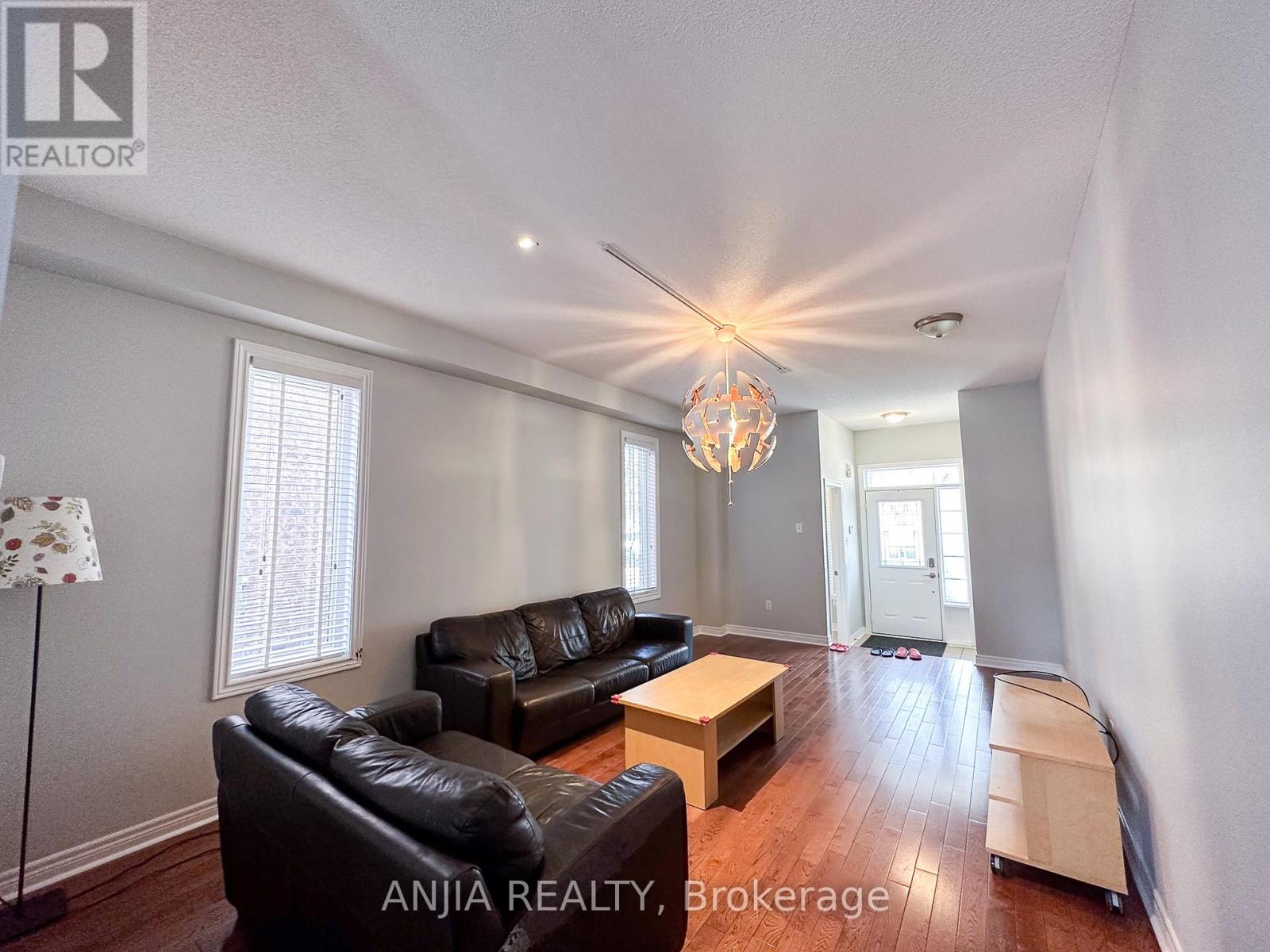 21 Fitzroy Avenue, Markham, Ontario  L6E 0J4 - Photo 7 - N12465768