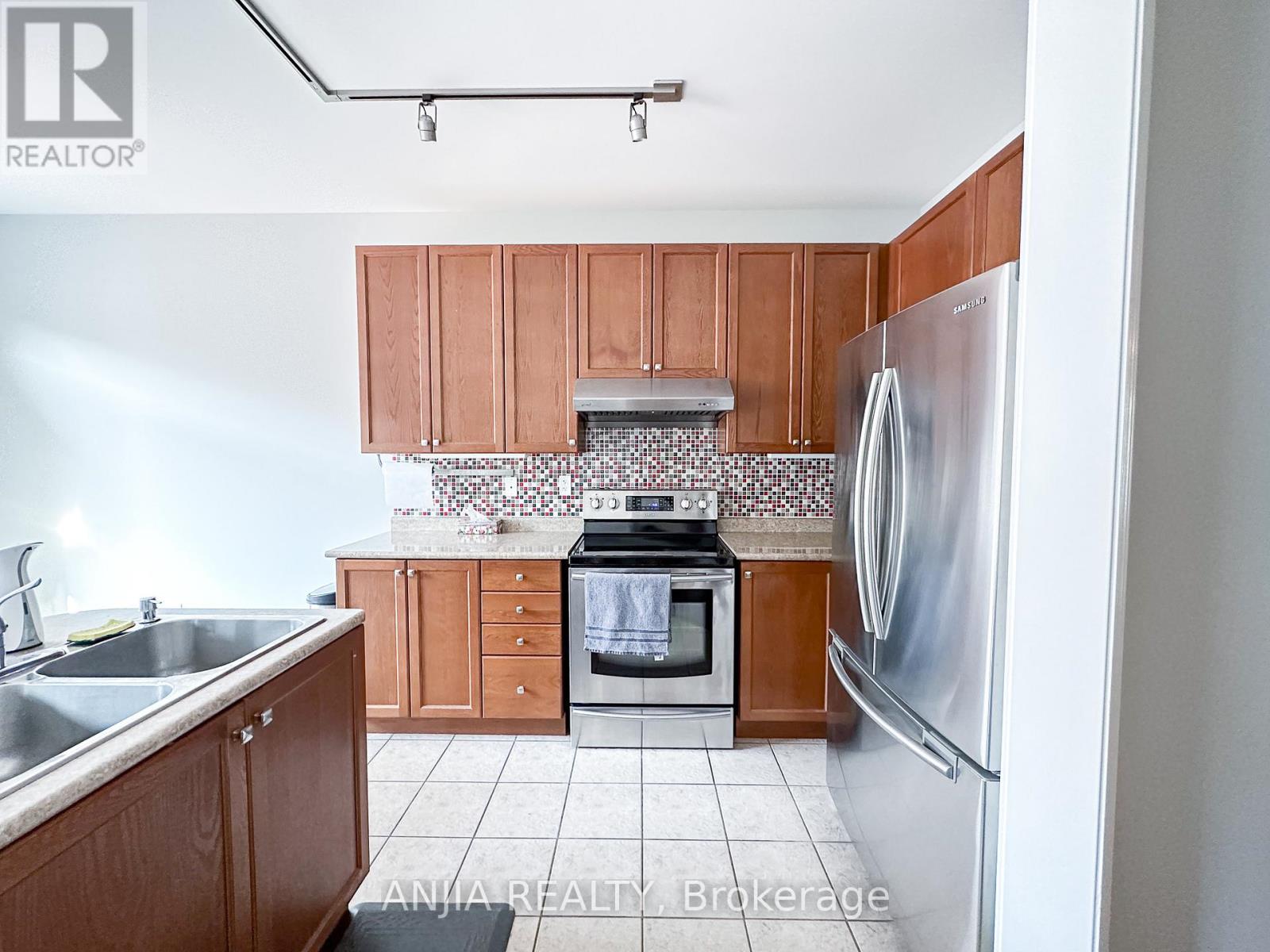 21 Fitzroy Avenue, Markham, Ontario  L6E 0J4 - Photo 9 - N12465768