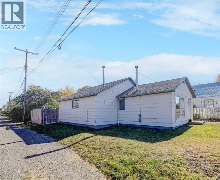 1035 Robertson Avenue, Pincher Creek, Alberta  T0K 1W0 - Photo 3 - A2263237