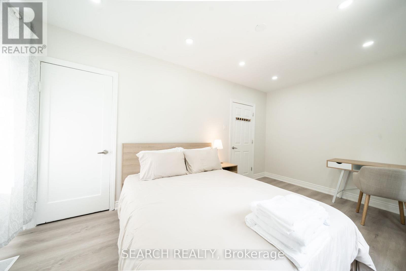 1079 Deta Road, Mississauga, Ontario  L5E 2R6 - Photo 16 - W12465644