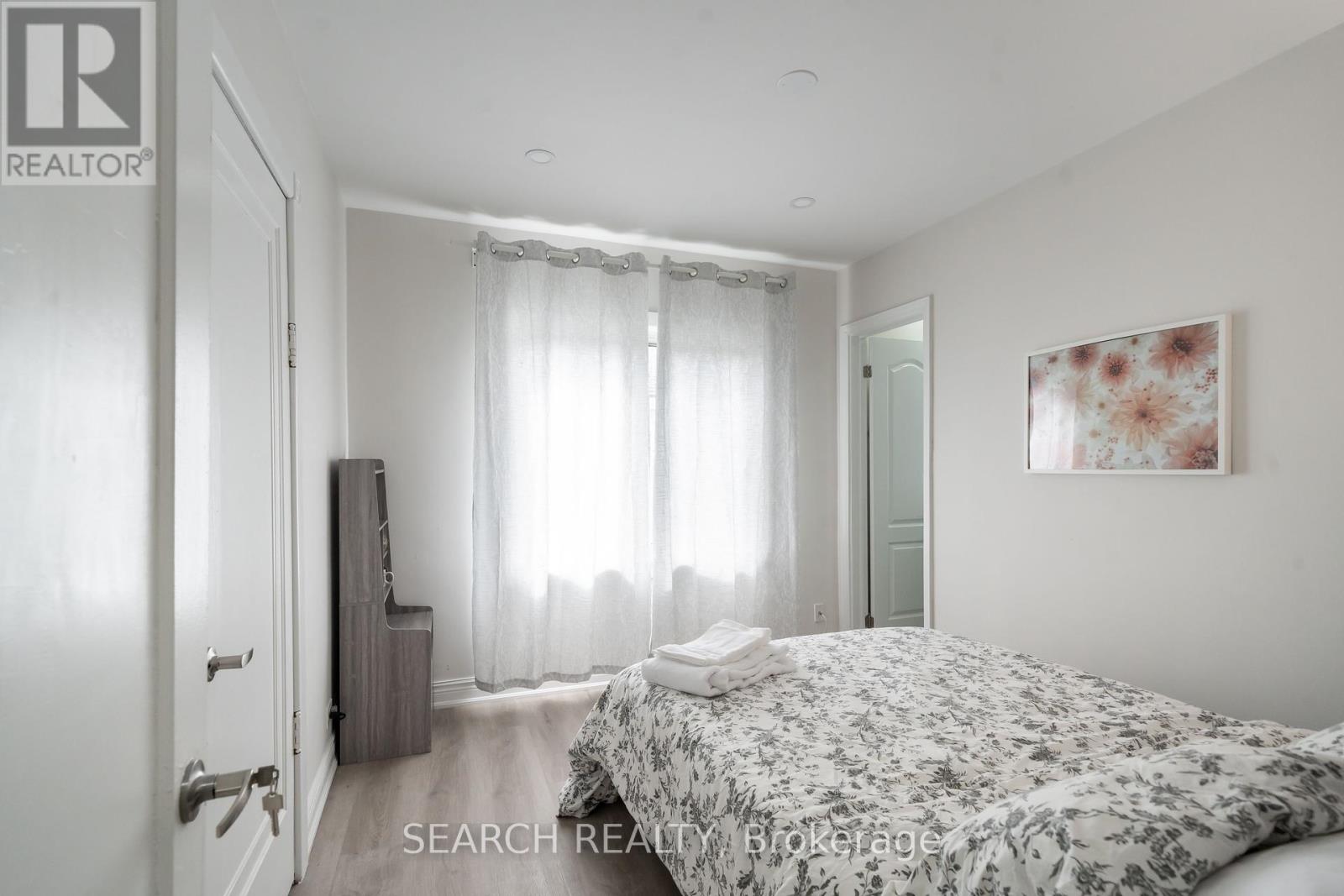 1079 Deta Road, Mississauga, Ontario  L5E 2R6 - Photo 22 - W12465644