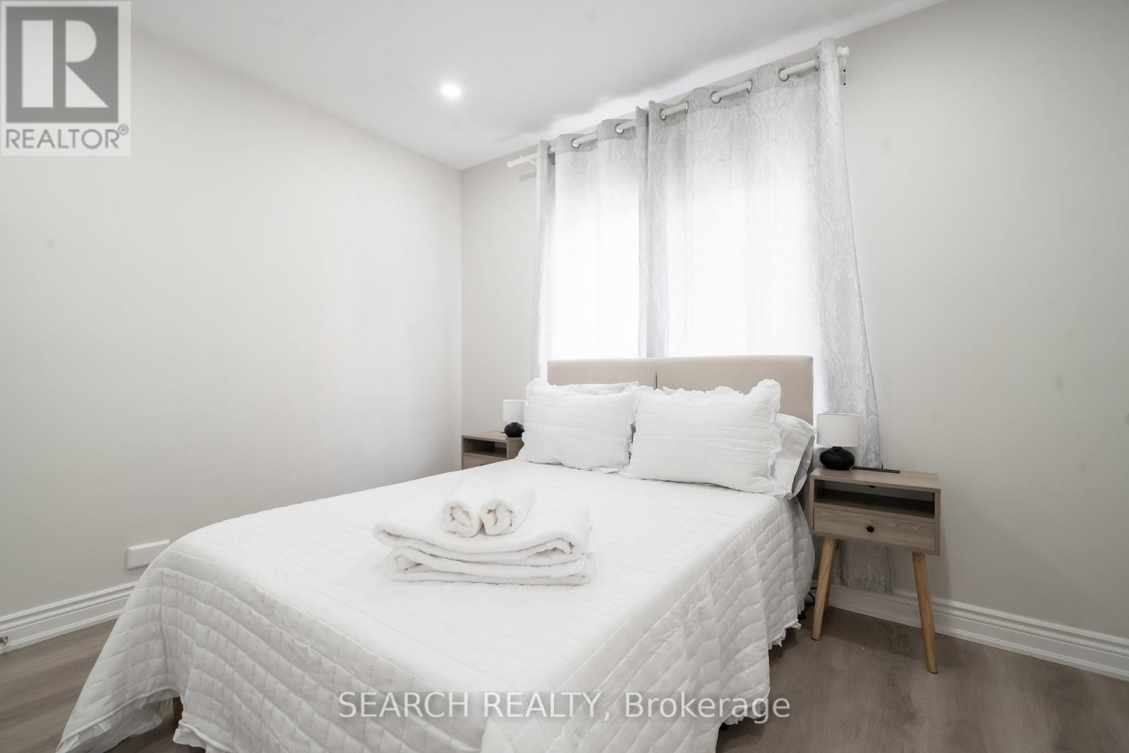 1079 Deta Road, Mississauga, Ontario  L5E 2R6 - Photo 28 - W12465644