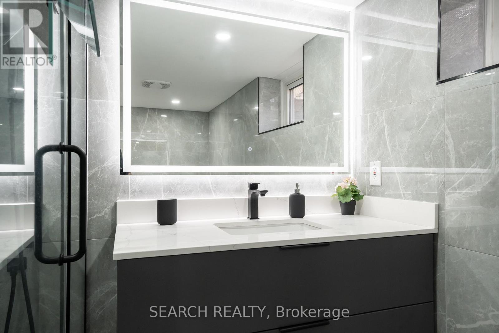 1079 Deta Road, Mississauga, Ontario  L5E 2R6 - Photo 34 - W12465644