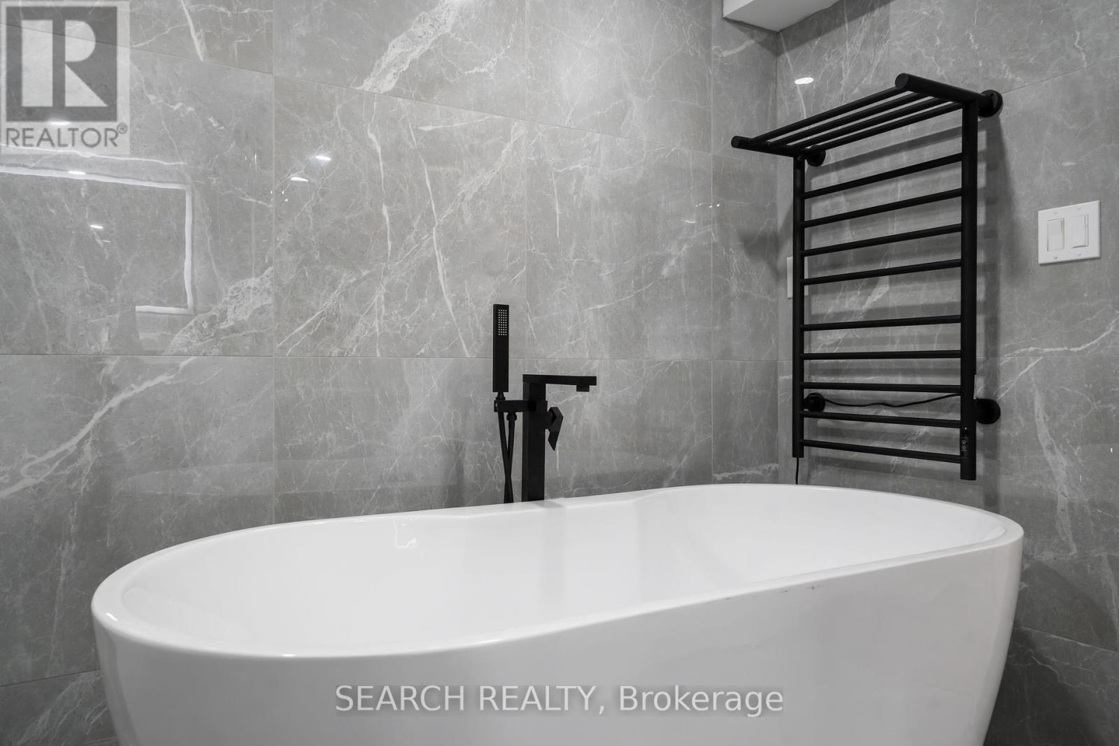 1079 Deta Road, Mississauga, Ontario  L5E 2R6 - Photo 35 - W12465644