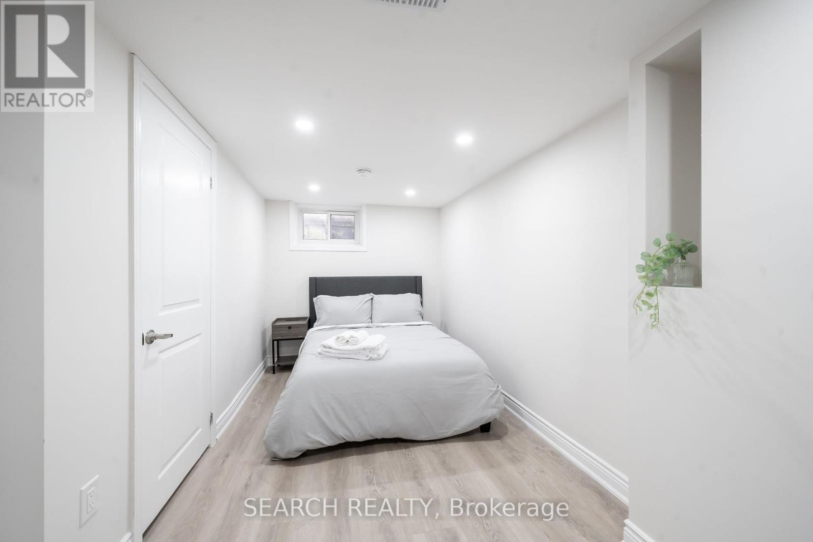 1079 Deta Road, Mississauga, Ontario  L5E 2R6 - Photo 38 - W12465644
