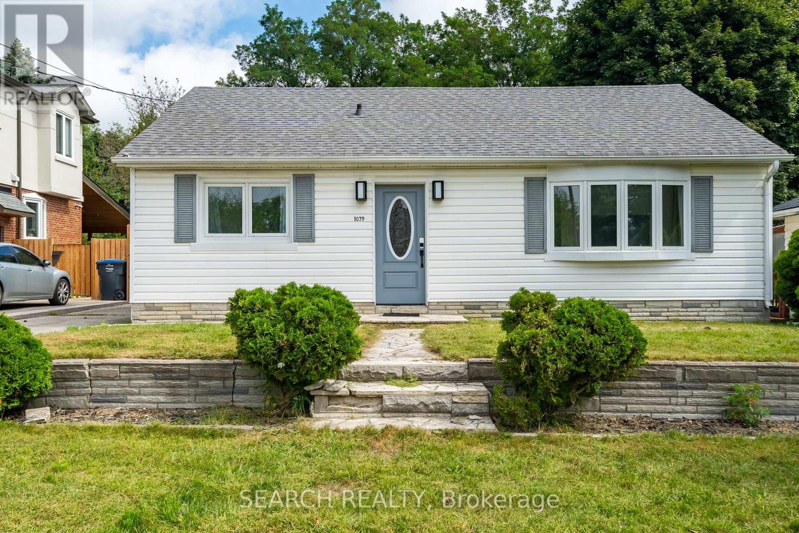 1079 Deta Road, Mississauga, Ontario  L5E 2R6 - Photo 4 - W12465644