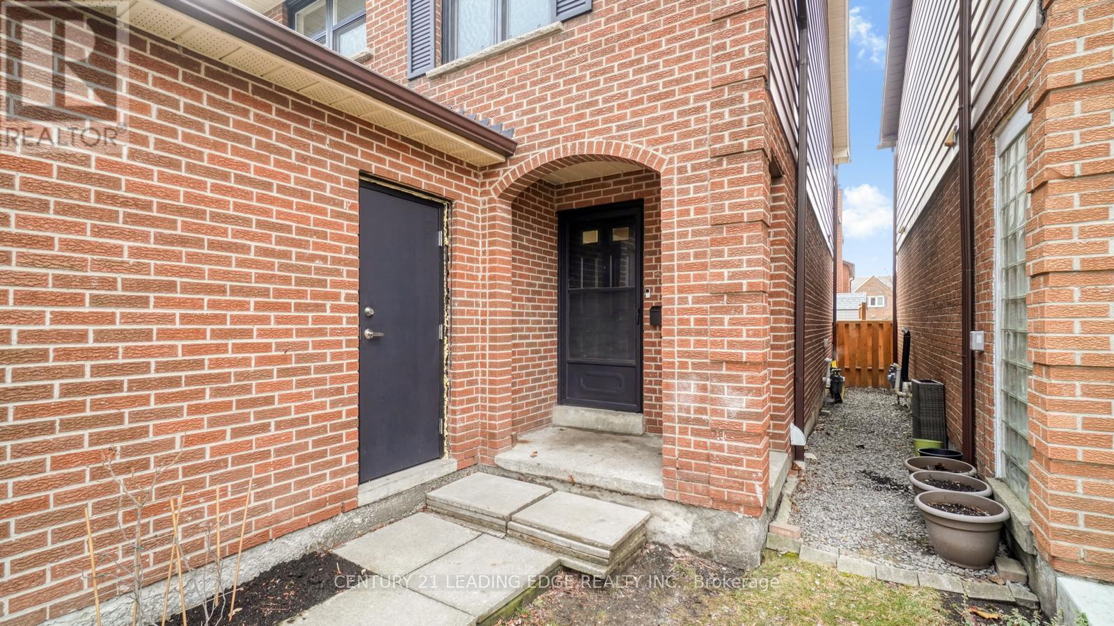 4064 Teakwood Drive, Mississauga (Creditview), Ontario  L5C 3L5 - Photo 4 - W12465649