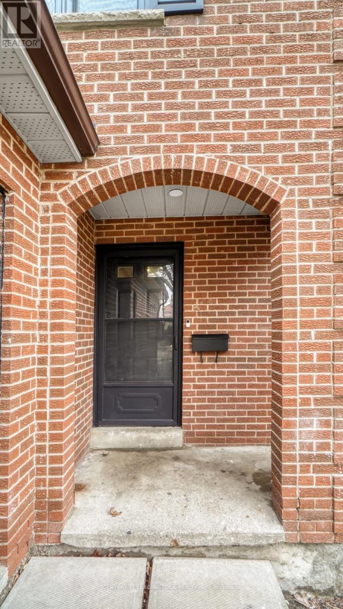 4064 Teakwood Drive, Mississauga (Creditview), Ontario  L5C 3L5 - Photo 5 - W12465649