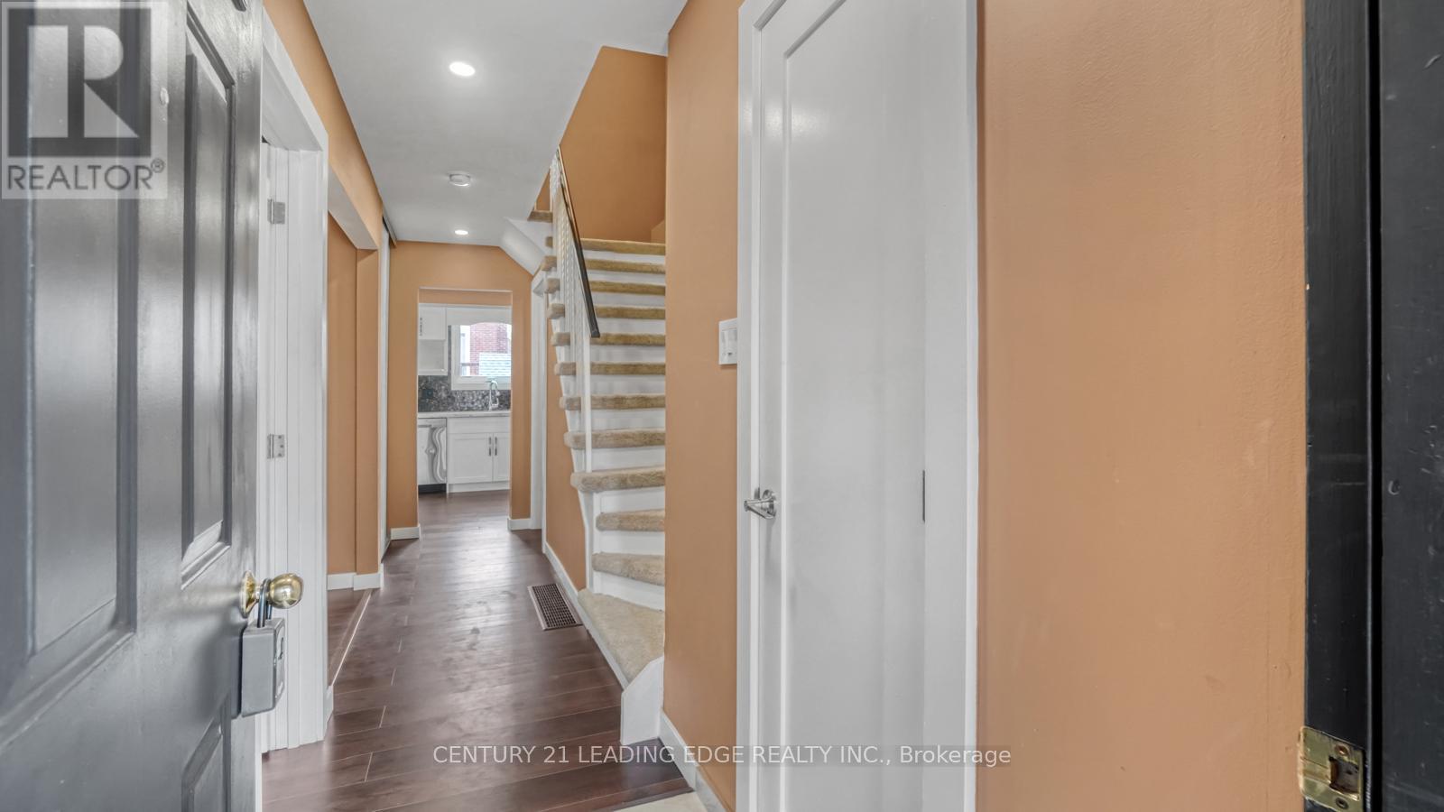 4064 Teakwood Drive, Mississauga (Creditview), Ontario  L5C 3L5 - Photo 6 - W12465649