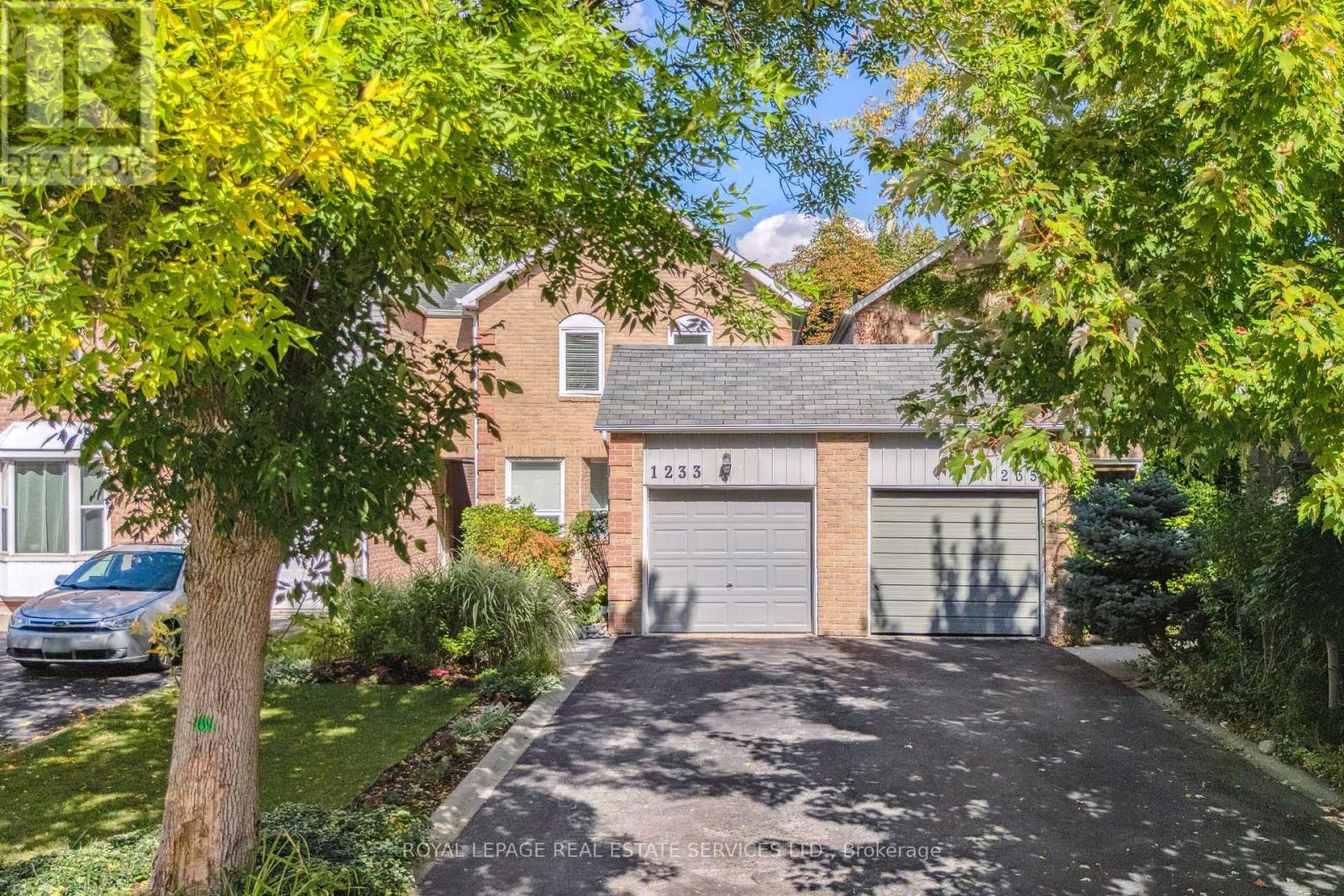 1233 Hedgestone Crescent, Oakville, Ontario  L6M 1X6 - Photo 2 - W12465730