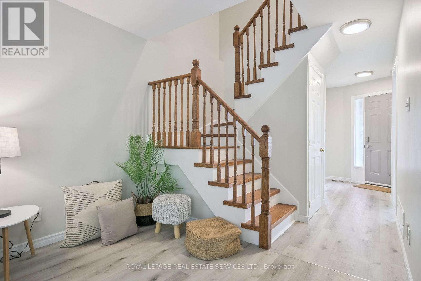1233 Hedgestone Crescent, Oakville, Ontario  L6M 1X6 - Photo 5 - W12465730
