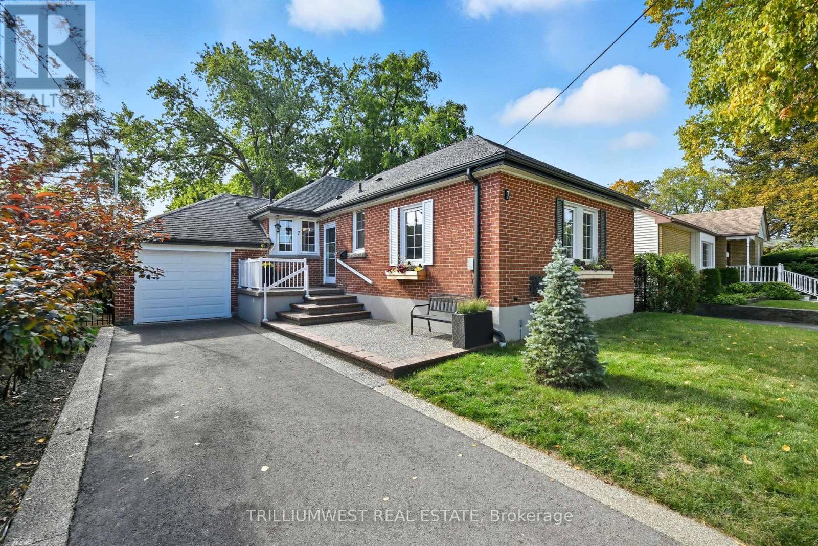 7 AVALON AVENUE, Hamilton, Ontario