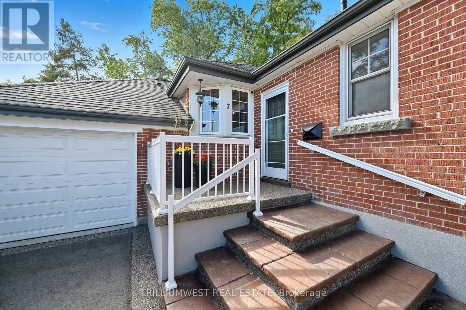 7 Avalon Avenue, Hamilton (Stoney Creek), Ontario  L8G 1X4 - Photo 3 - X12465671