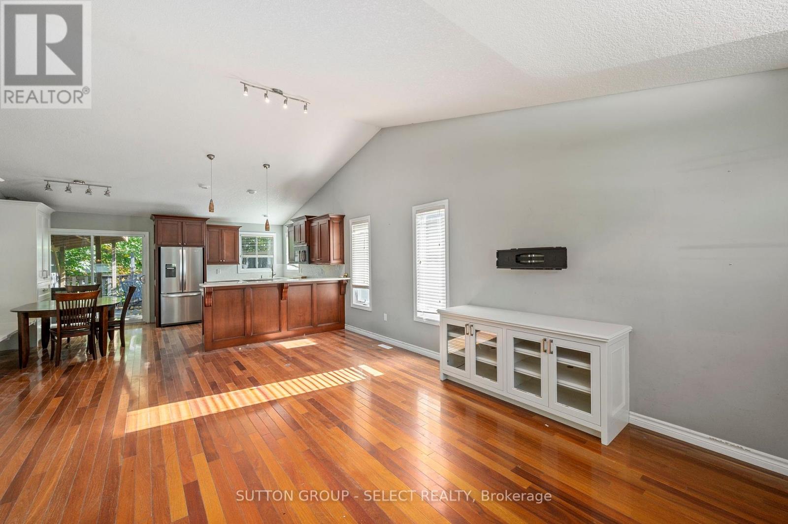 115 Bridle Path, Strathroy-Caradoc, Ontario  N7G 4K2 - Photo 4 - X12465990