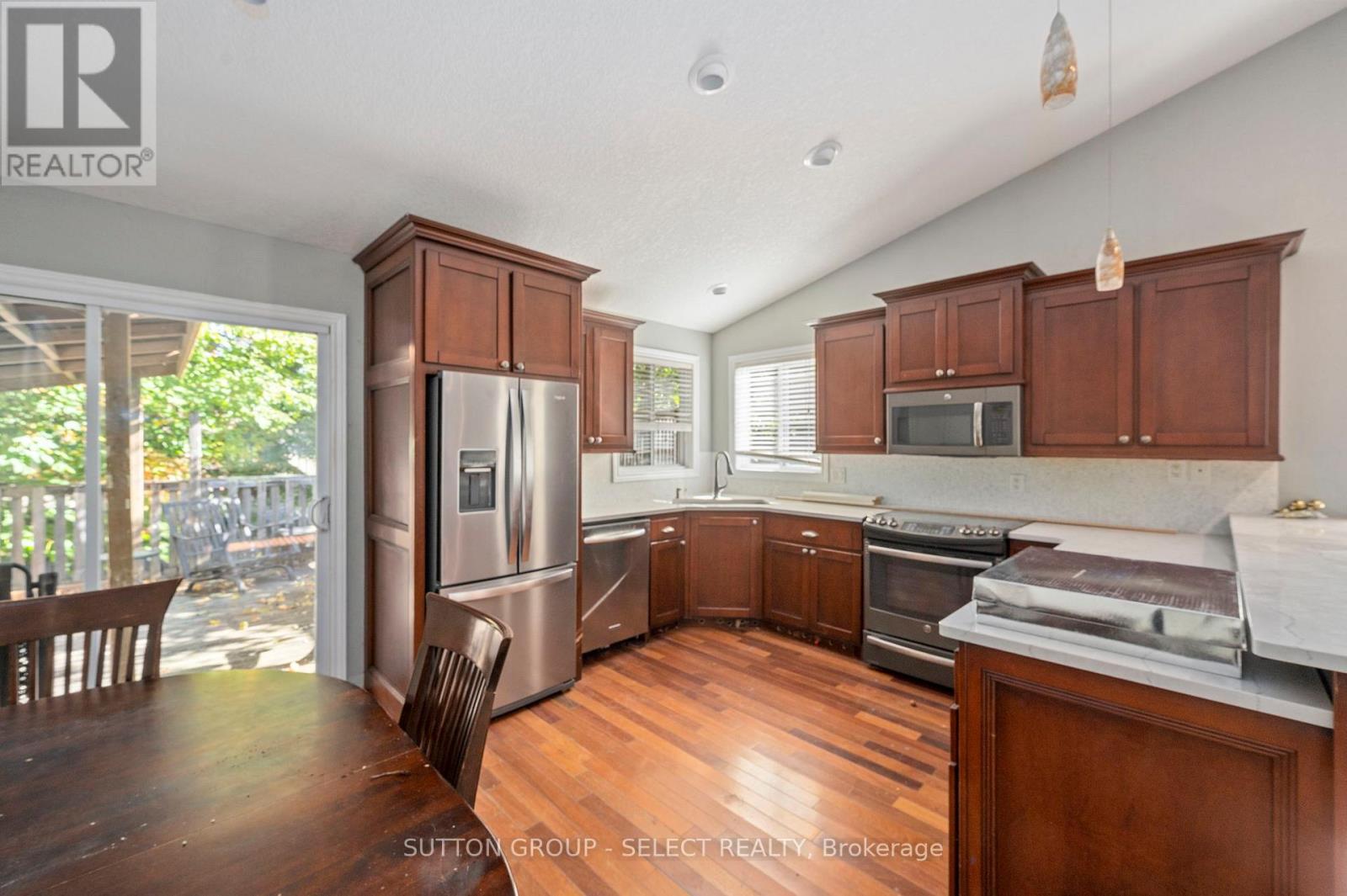 115 Bridle Path, Strathroy-Caradoc, Ontario  N7G 4K2 - Photo 6 - X12465990