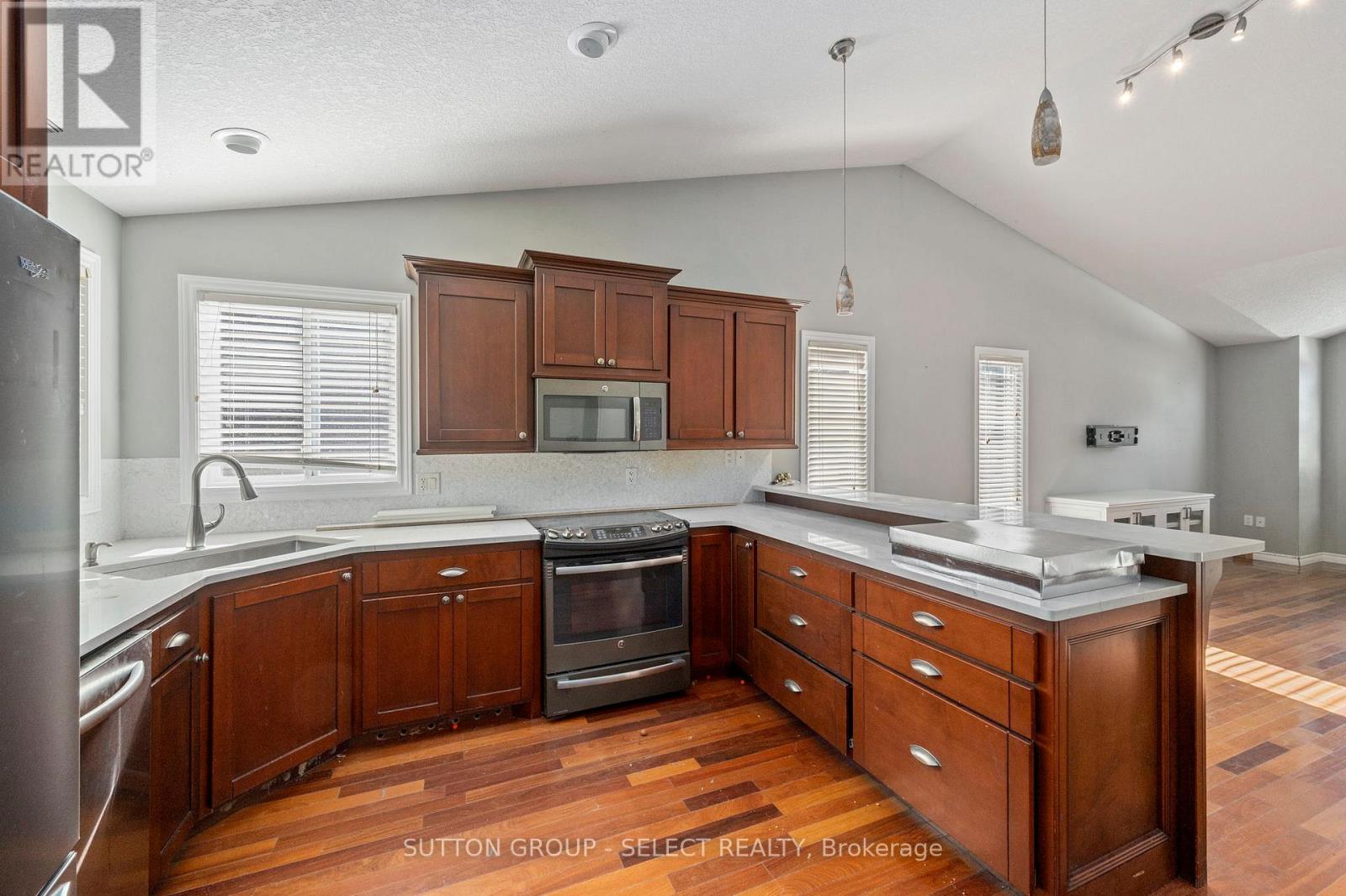 115 Bridle Path, Strathroy-Caradoc, Ontario  N7G 4K2 - Photo 8 - X12465990