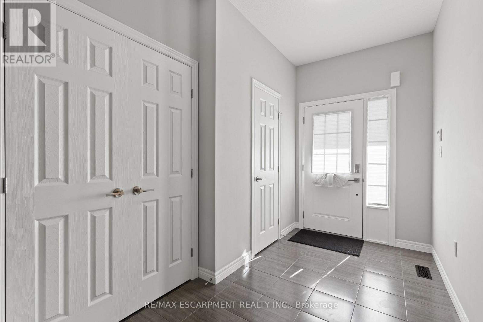 23 Zoe Lane, Hamilton, Ontario  L0R 1C0 - Photo 9 - X12465717