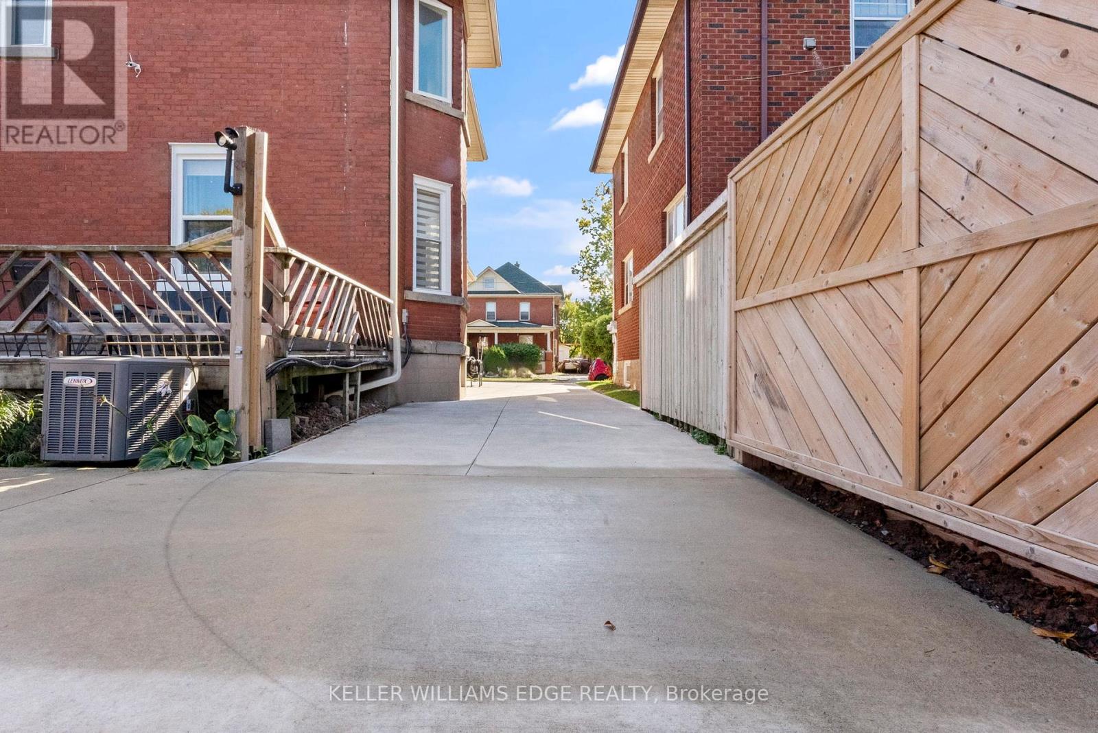 22 Griffith Street, Welland, Ontario  L3B 4G4 - Photo 3 - X12465746