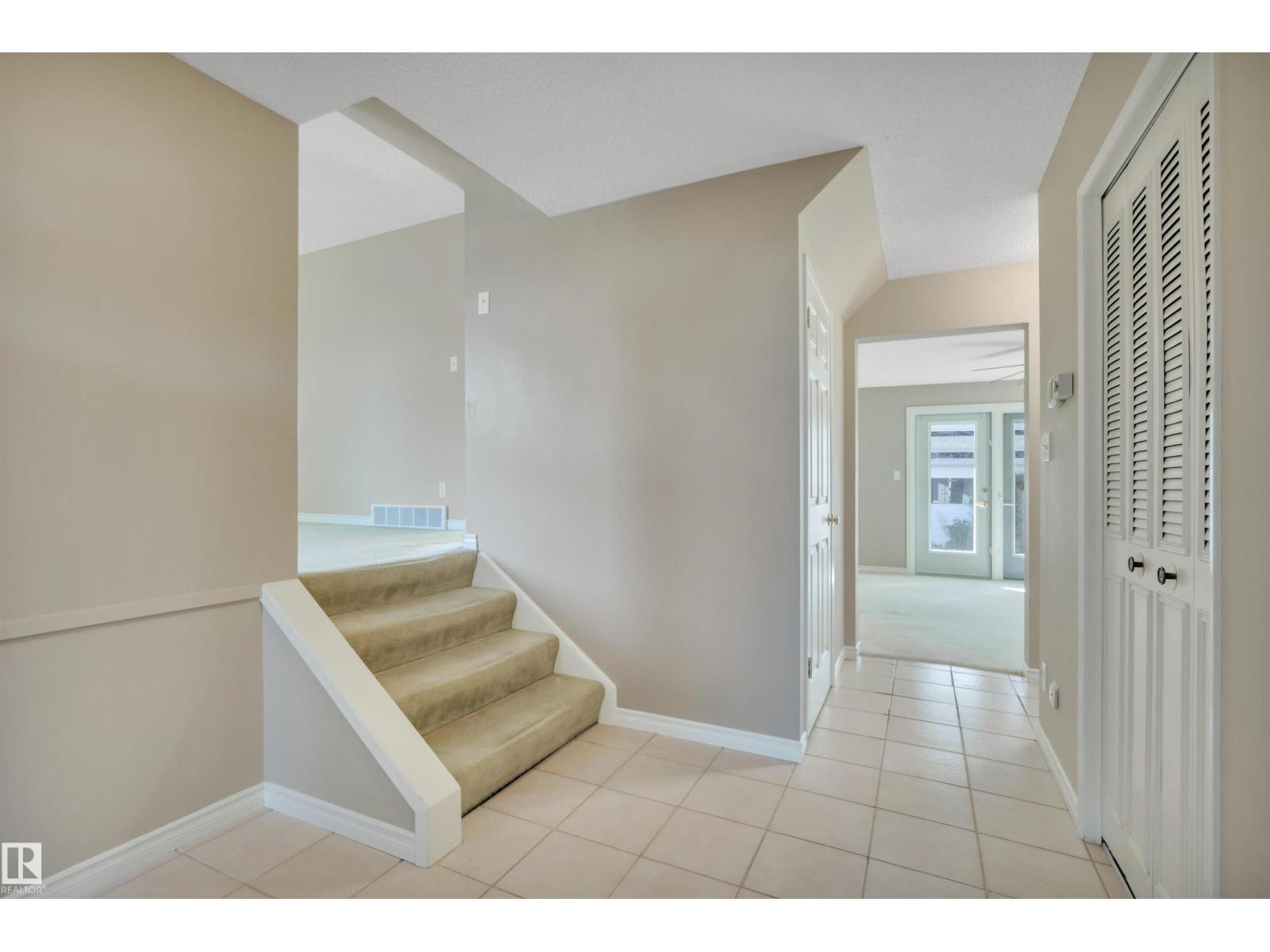 10536 30 Av Nw, Edmonton, Alberta  T6J 2Y2 - Photo 2 - E4462305