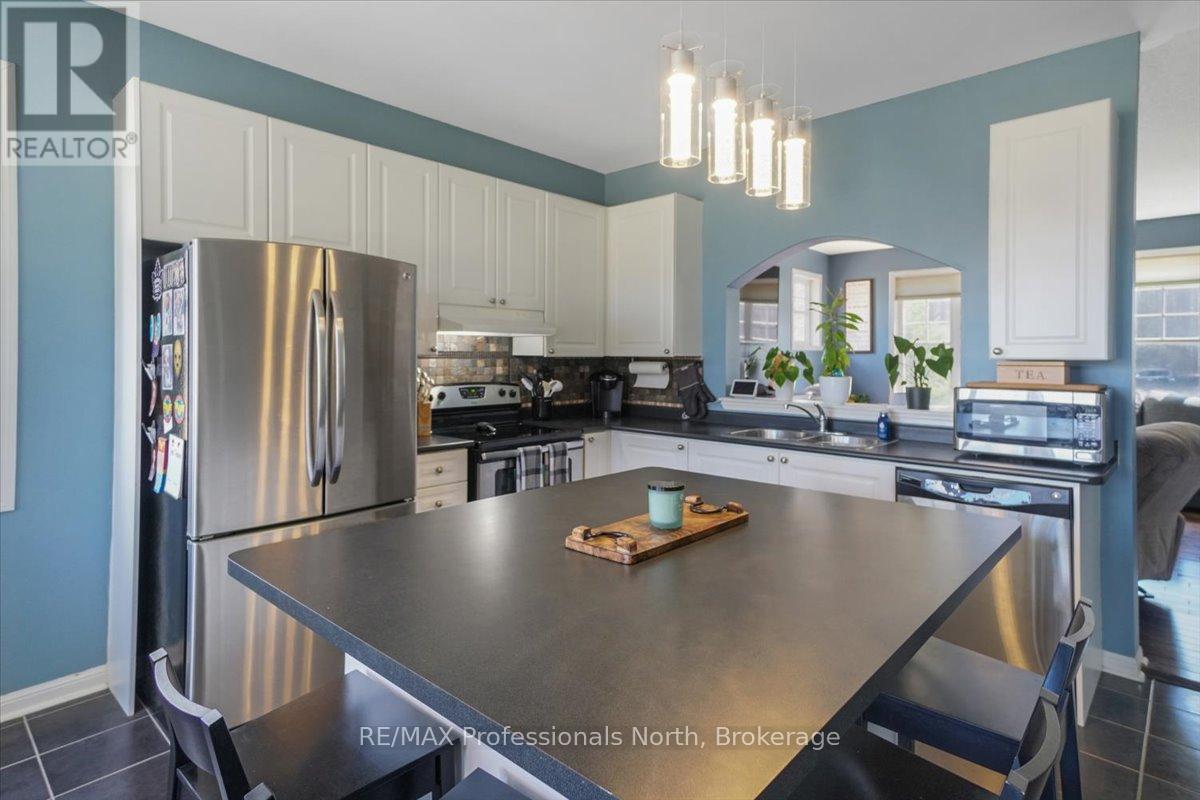 43 Clearbrook Trail, Bracebridge, Ontario  P1L 0A3 - Photo 3 - X12465929