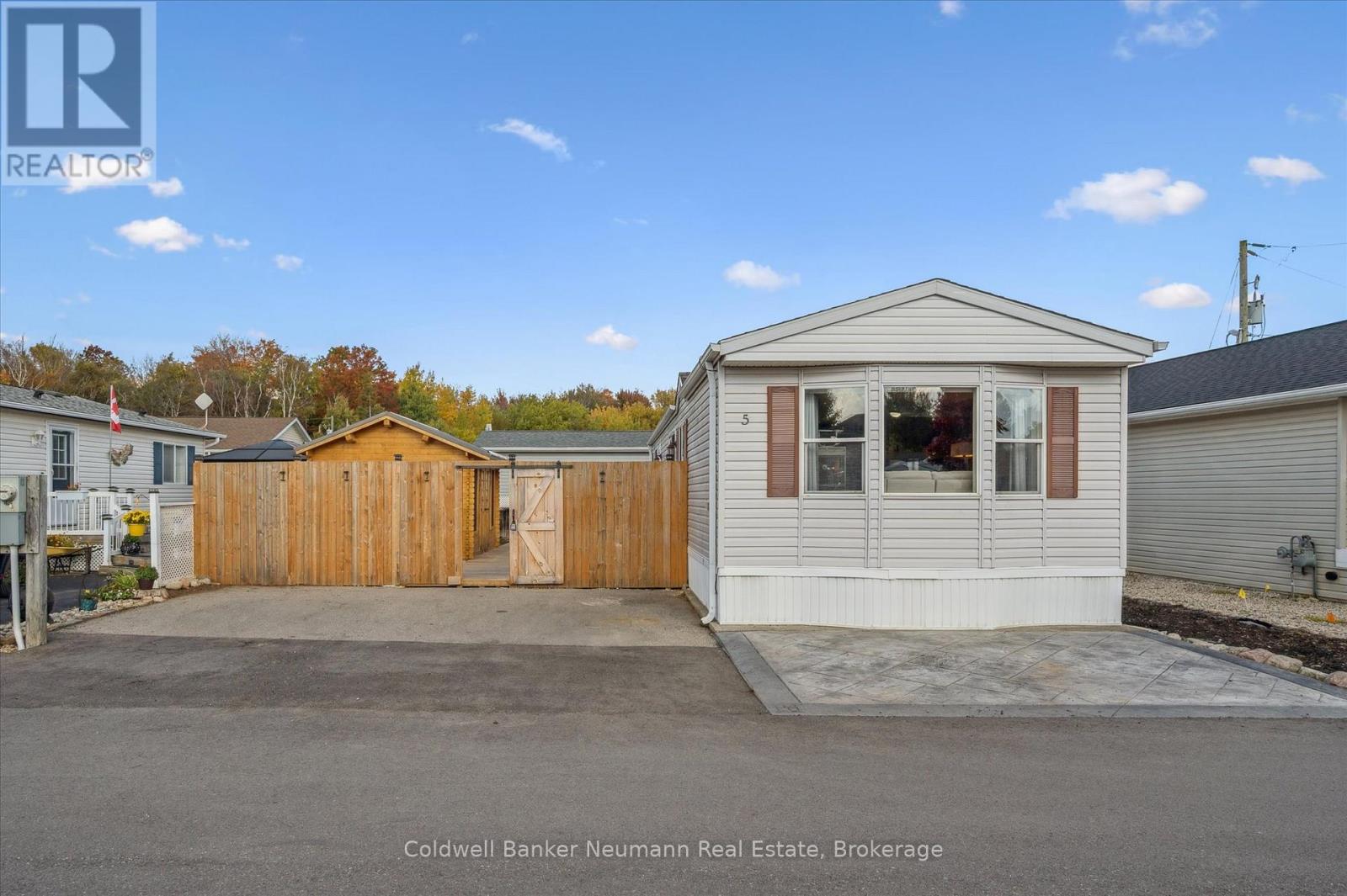 5 Walnut Way, Puslinch, Ontario  N0B 2J0 - Photo 4 - X12465956