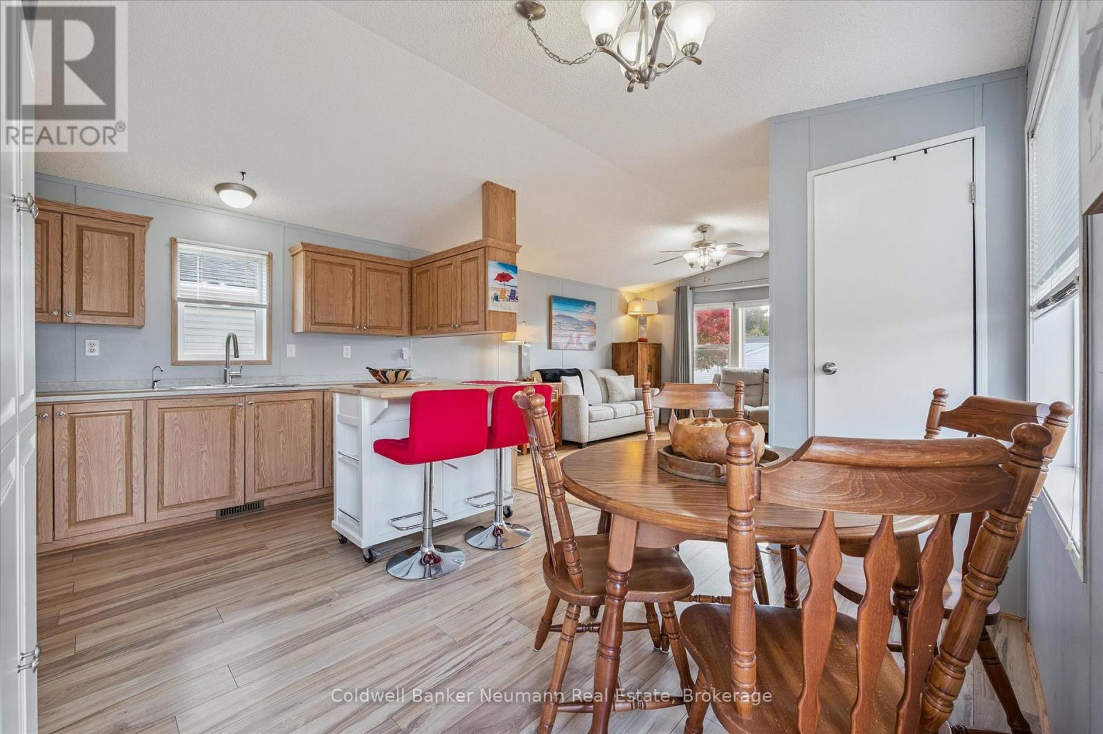 5 Walnut Way, Puslinch, Ontario  N0B 2J0 - Photo 6 - X12465956