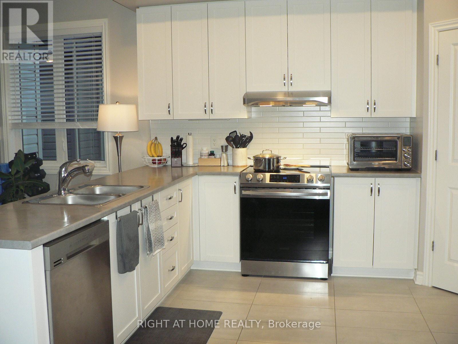 110 Hickstead Way, Ottawa, Ontario  K2S 0Z5 - Photo 10 - X12465863