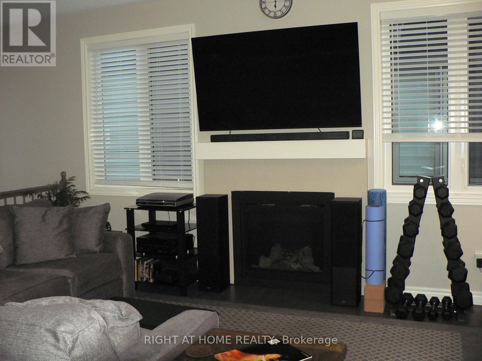 110 Hickstead Way, Ottawa, Ontario  K2S 0Z5 - Photo 7 - X12465863