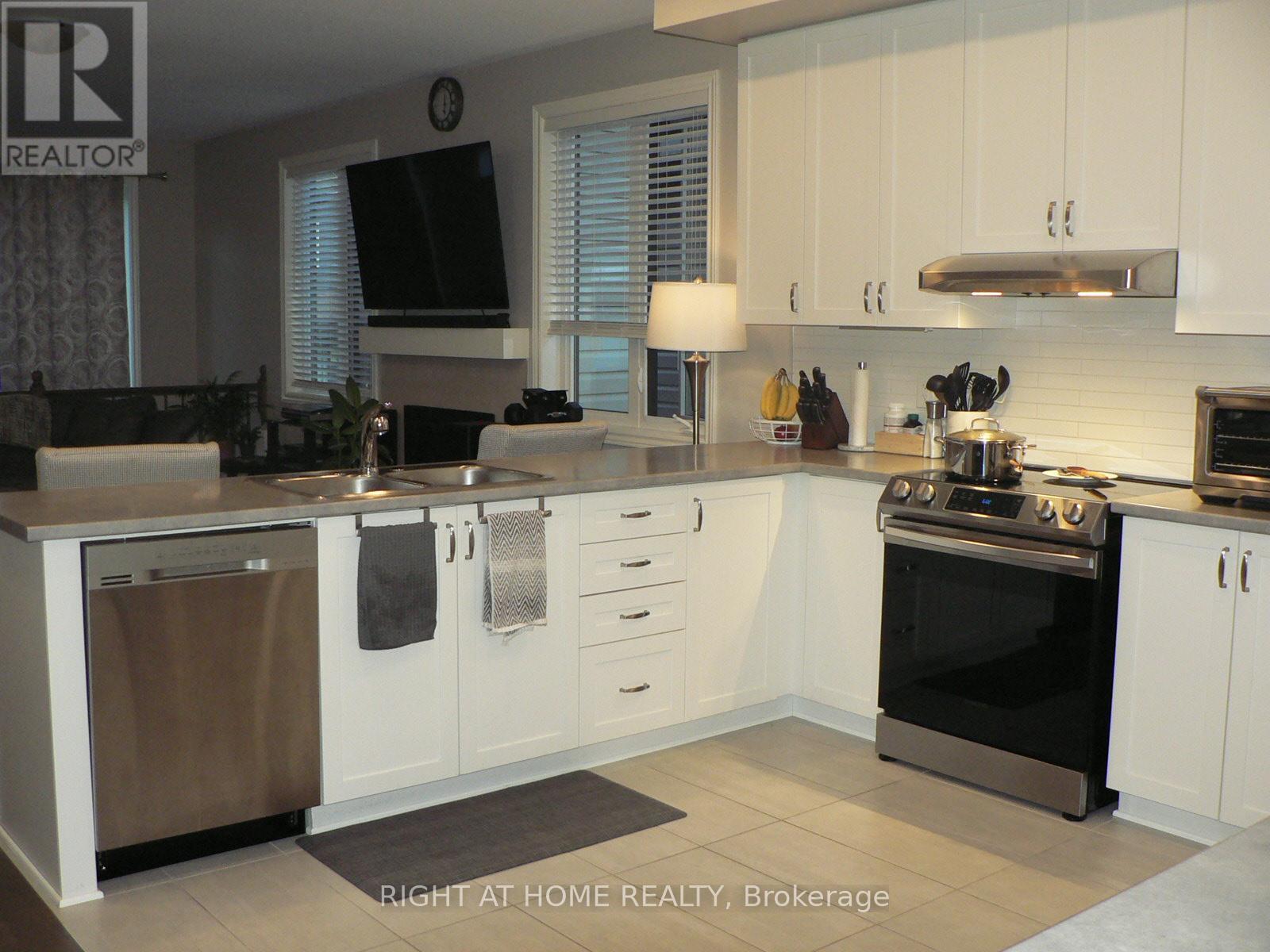 110 Hickstead Way, Ottawa, Ontario  K2S 0Z5 - Photo 8 - X12465863