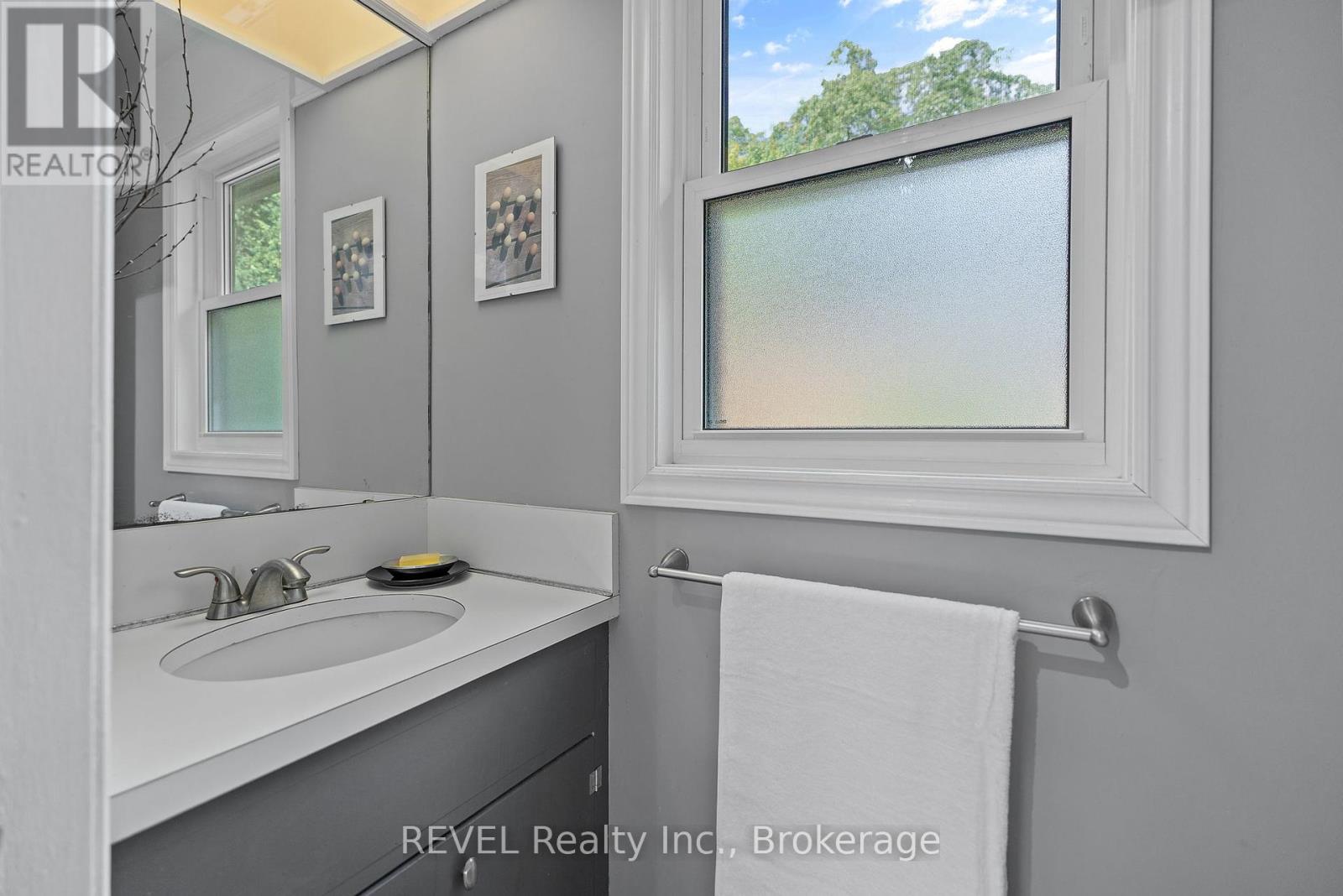 10 Woodington Crescent, St. Catharines, Ontario  L2T 3T7 - Photo 17 - X12465964