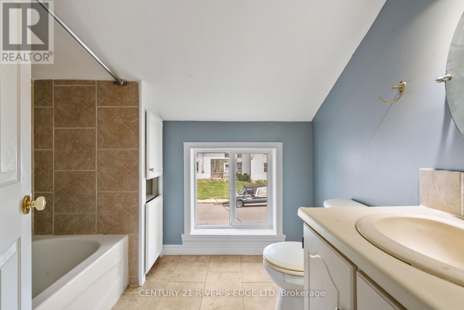 621 George Street W, Prescott, Ontario  K0E 1T0 - Photo 13 - X12465997