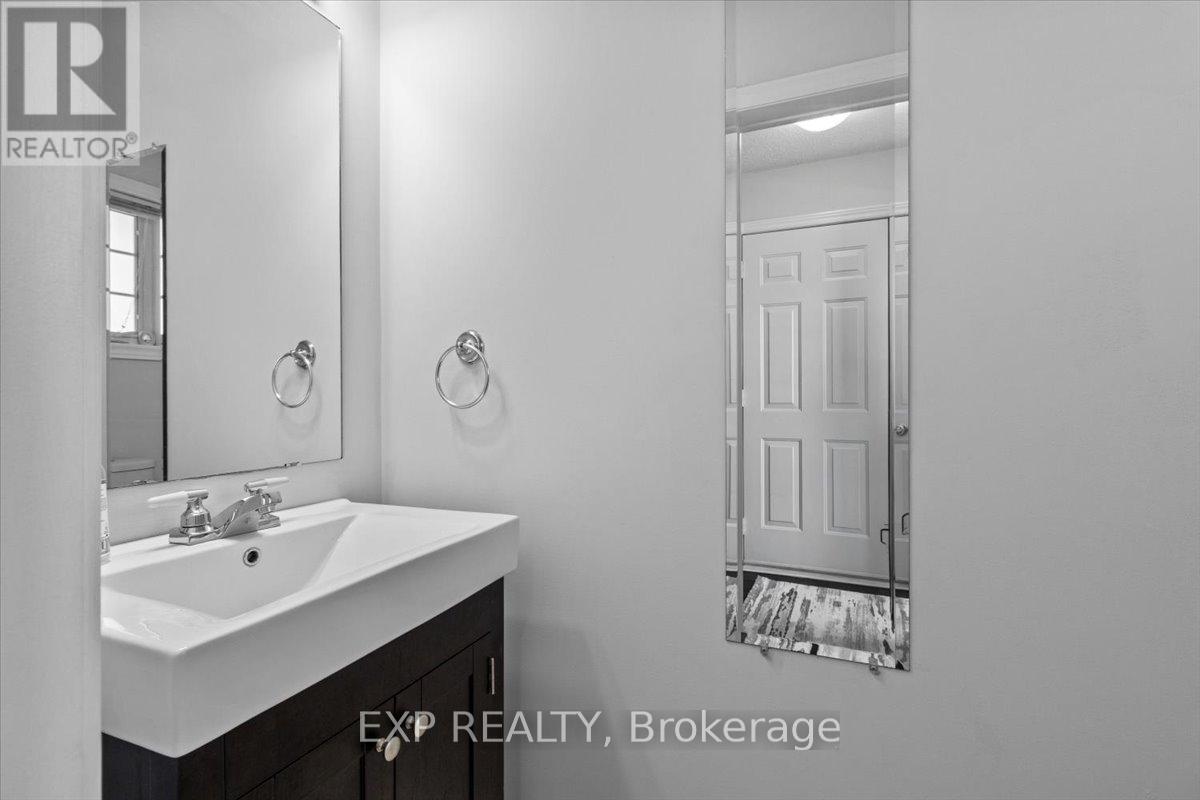 32 Michael Crescent, Barrie (East Bayfield), Ontario  L4M 6Y9 - Photo 3 - S12465798