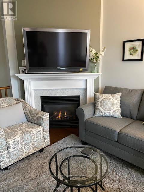 2022 Lakeshore Road W, Mississauga, Ontario  L5J 1J8 - Photo 9 - W12412403
