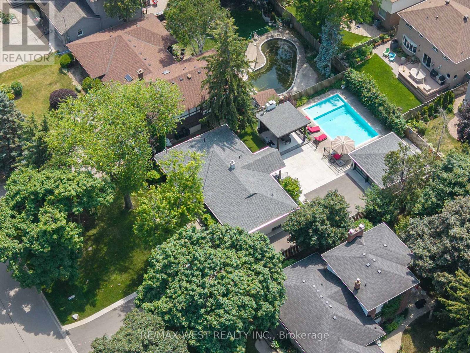 92 Warwood Road, Toronto (Islington-City Centre West), Ontario  M9B 5B7 - Photo 34 - W12465804
