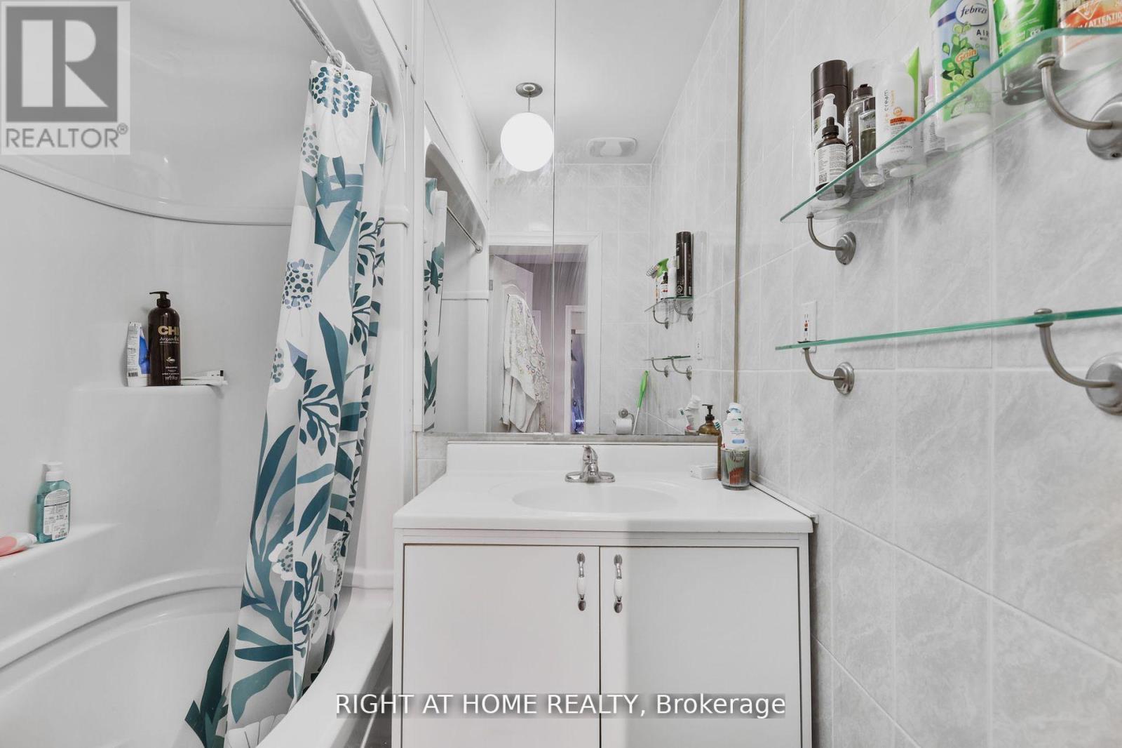 152 Wright Avenue, Toronto (Roncesvalles), Ontario  M6R 1L2 - Photo 25 - W12465808