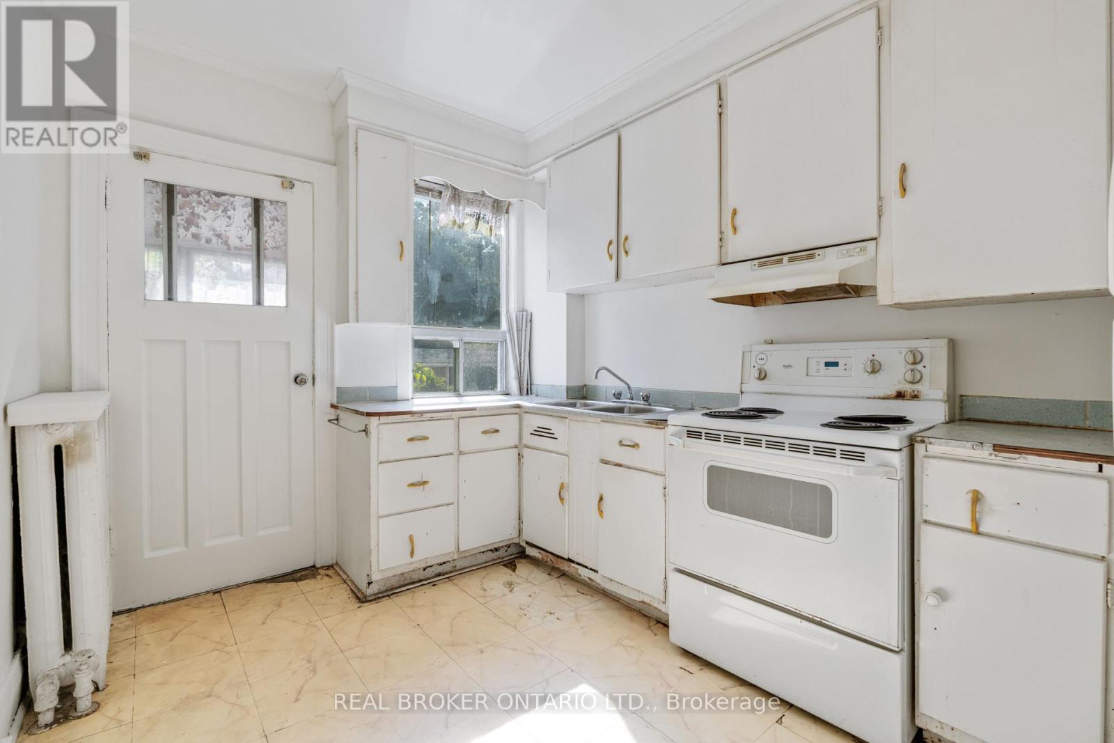 19 Lessard Avenue, Toronto (Lambton Baby Point), Ontario  M6S 1X6 - Photo 10 - W12465842