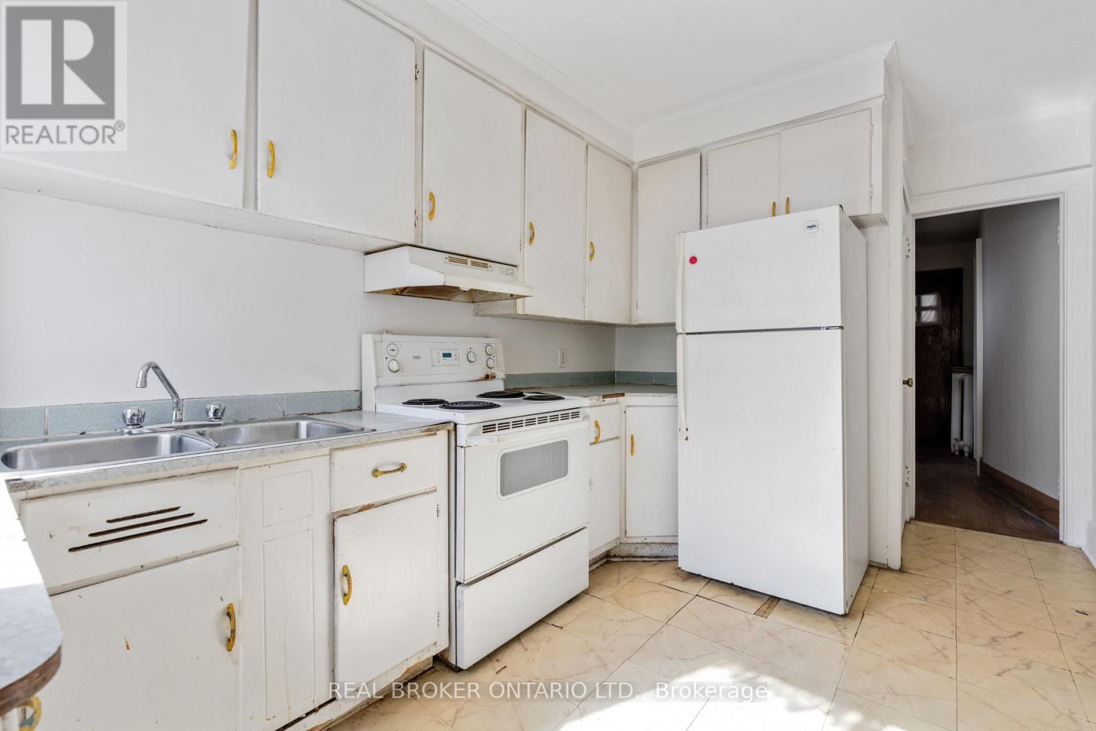 19 Lessard Avenue, Toronto (Lambton Baby Point), Ontario  M6S 1X6 - Photo 11 - W12465842